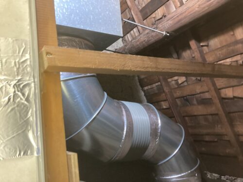 厨房のダクトと換気扇の工事・修理　天井裏のダクト配管