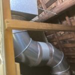 厨房のダクトと換気扇の工事・修理　天井裏のダクト配管