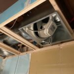 三角ダクトと厨房フードの取付工事　天井の換気扇