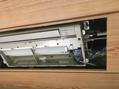 天井埋込エアコンを交換して隠蔽配管を接続　工事　修理