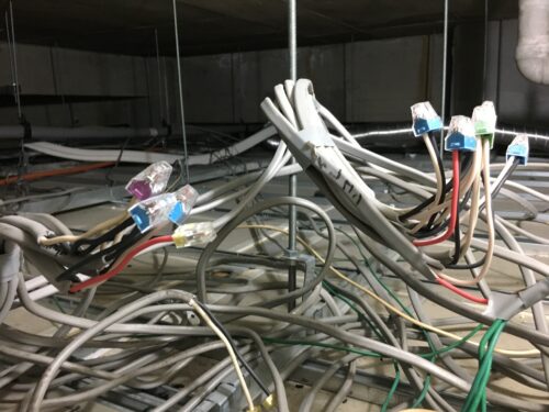 天井裏の配線　電気の修理・工事