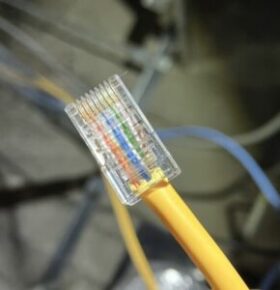 LAN配線のコネクター