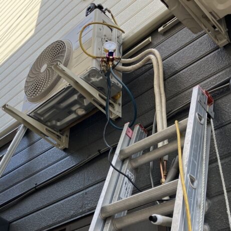 エアコン室外機　外壁工事　はしご